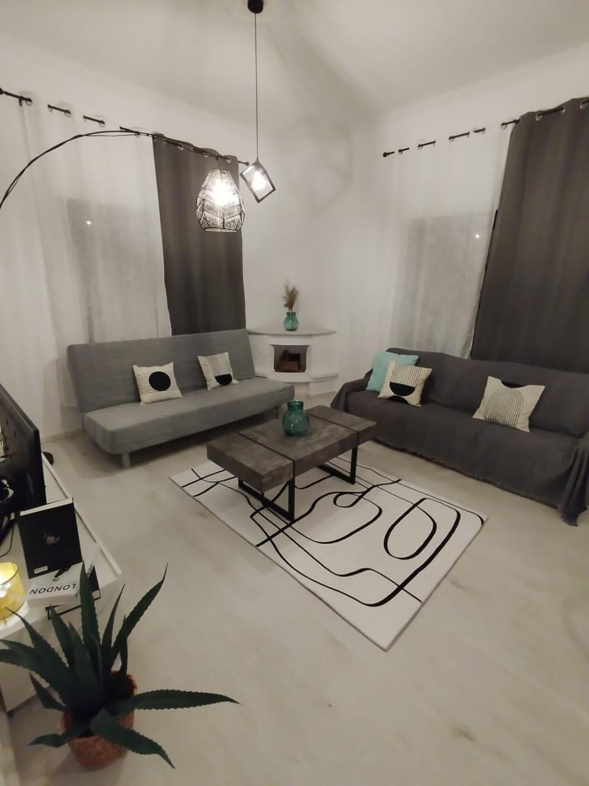 Black N' White Cozy Housegarden อเล็กซานโดรโพลิส ภายนอก รูปภาพ